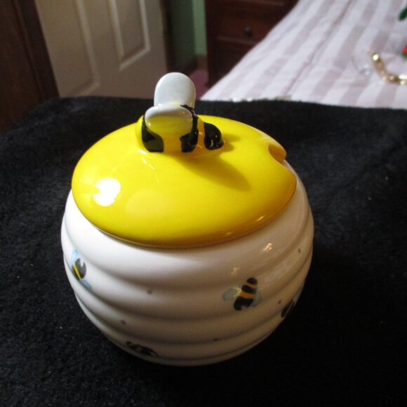 Price & Kensington Bee Ceramic Honey Pot - Picture 1 of 3